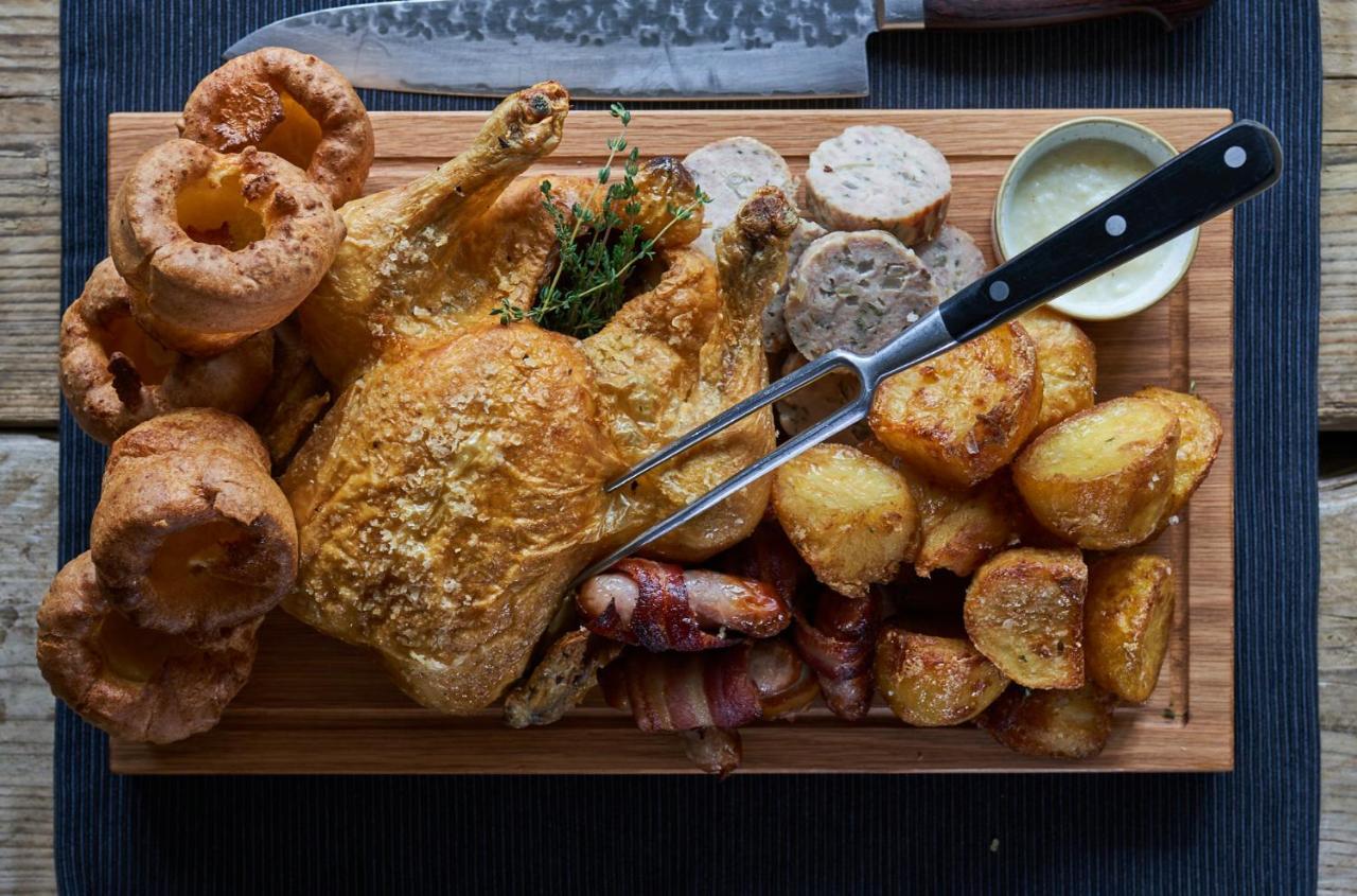 The Mitre, Hampton Court Hotel Kingston upon Thames  Ngoại thất bức ảnh Sunday roast