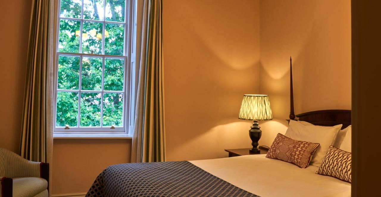 The Mitre, Hampton Court Hotel Kingston upon Thames  Ngoại thất bức ảnh A bedroom at the hotel