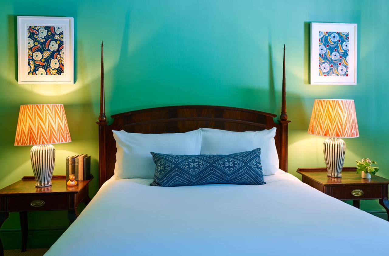 The Mitre, Hampton Court Hotel Kingston upon Thames  Ngoại thất bức ảnh A bedroom at the Inn