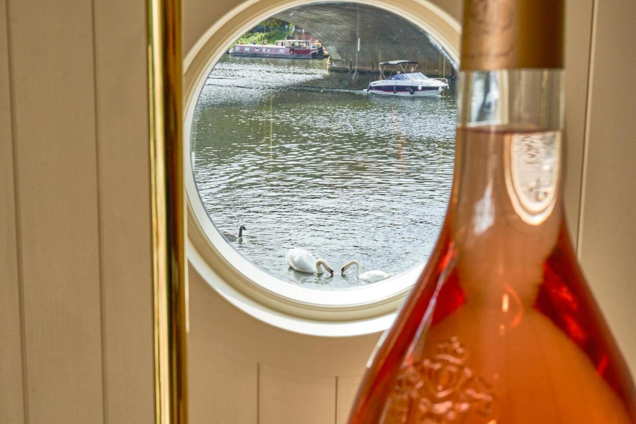 The Mitre, Hampton Court Hotel Kingston upon Thames  Ngoại thất bức ảnh A view of the River Thames from the window of a bedroom at The Swan