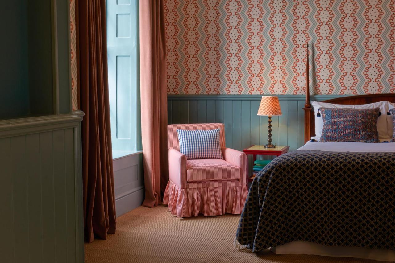 The Mitre, Hampton Court Hotel Kingston upon Thames  Ngoại thất bức ảnh A bedroom at The Mitre