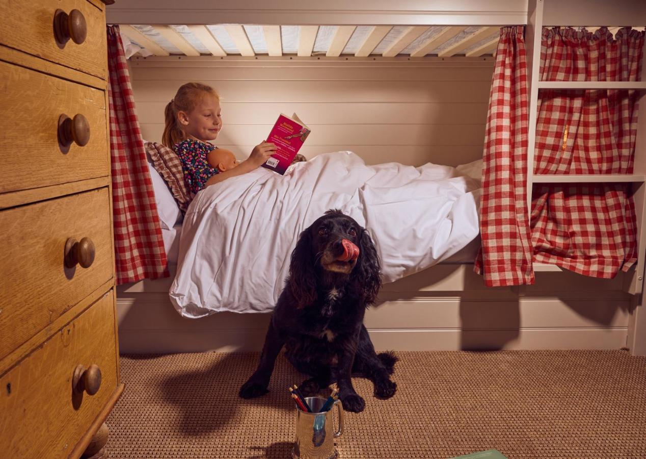 The Mitre, Hampton Court Hotel Kingston upon Thames  Ngoại thất bức ảnh A girl reading in bed