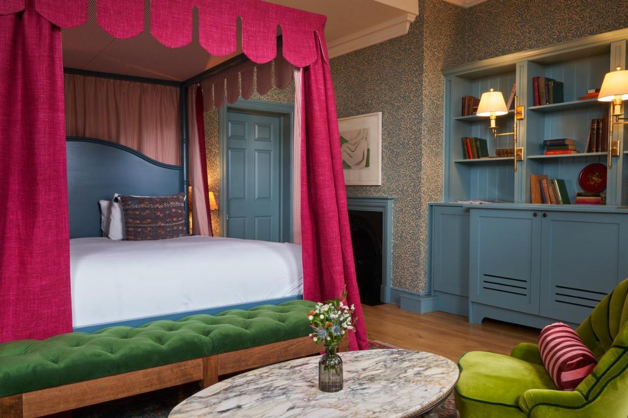 The Mitre, Hampton Court Hotel Kingston upon Thames  Ngoại thất bức ảnh A bedroom at The Mitre