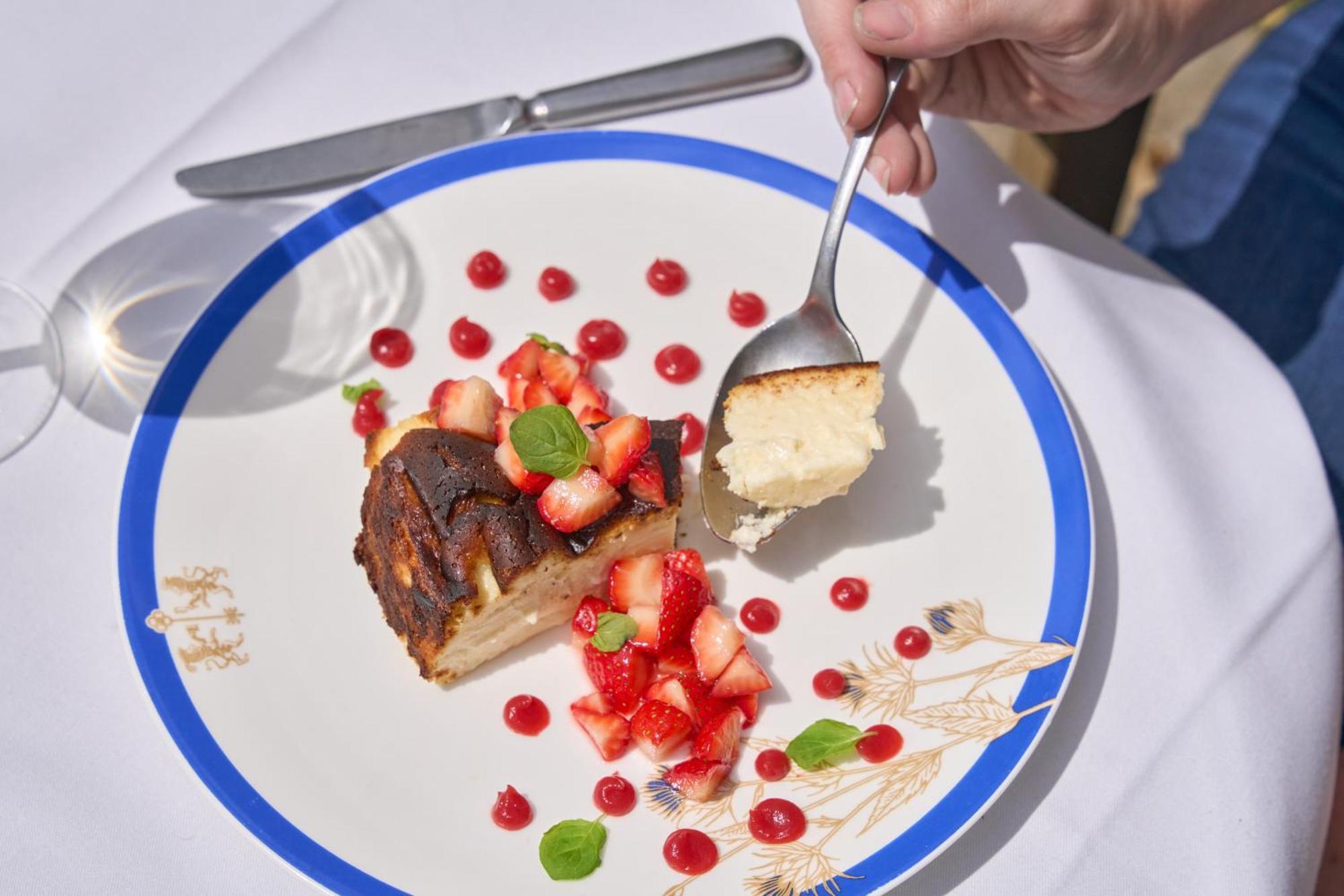 The Mitre, Hampton Court Hotel Kingston upon Thames  Ngoại thất bức ảnh A person eating a dessert with a spoon