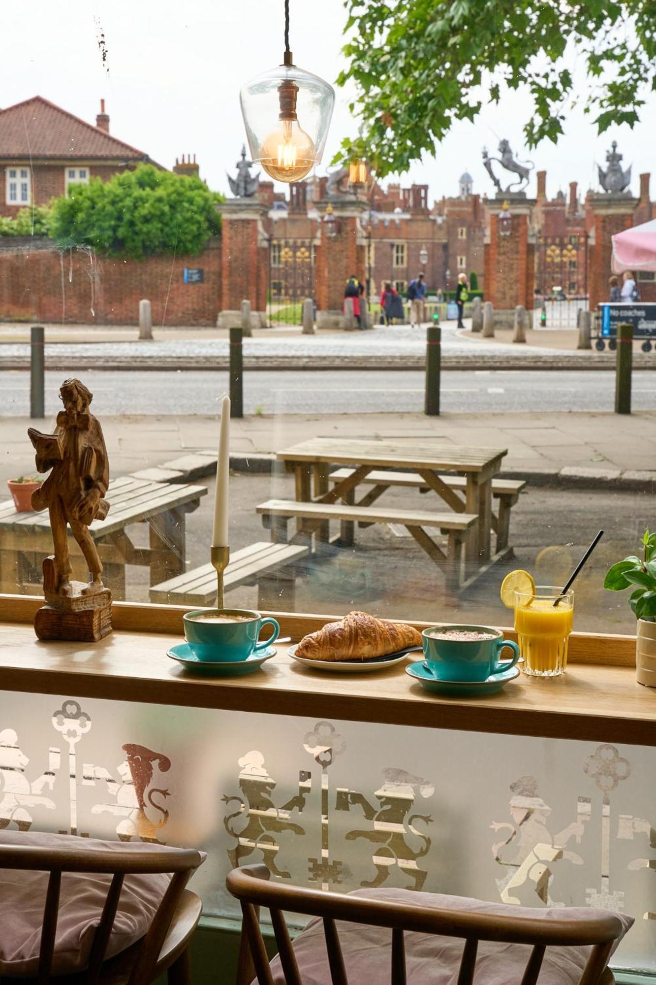The Mitre, Hampton Court Hotel Kingston upon Thames  Ngoại thất bức ảnh The view from the window of the café