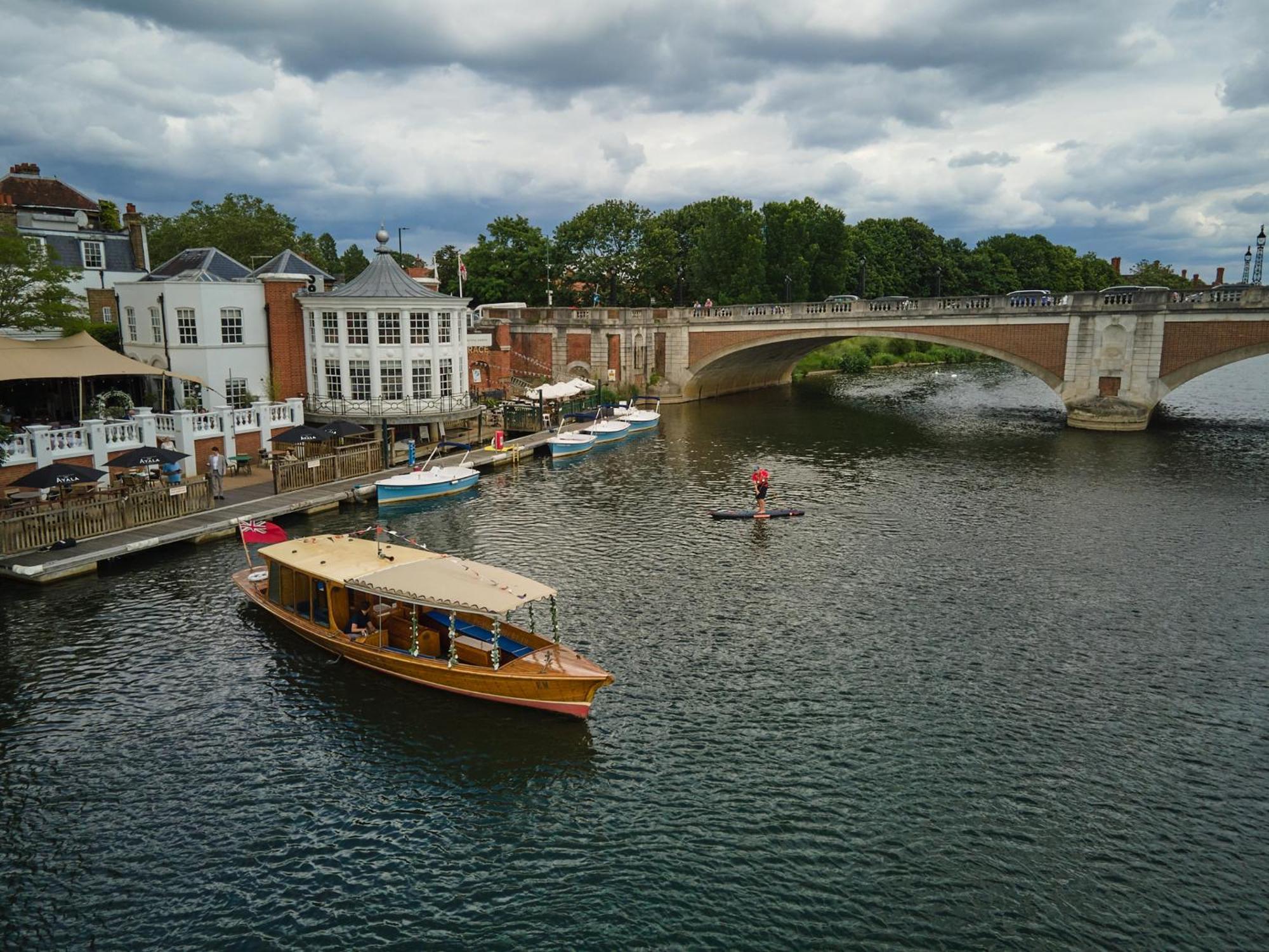 The Mitre, Hampton Court Hotel Kingston upon Thames  Ngoại thất bức ảnh The River Wey at Farnham