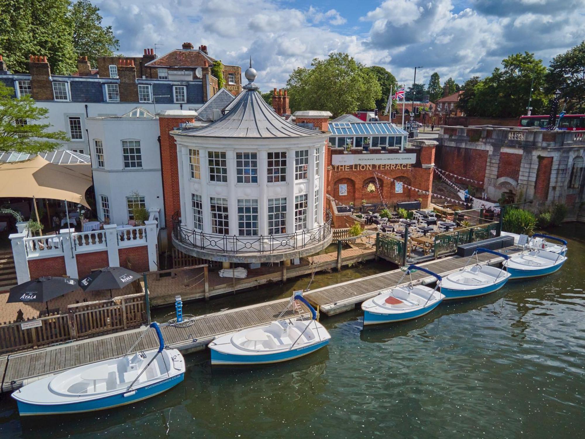 The Mitre, Hampton Court Hotel Kingston upon Thames  Ngoại thất bức ảnh The River Wey at the centre of Farnham