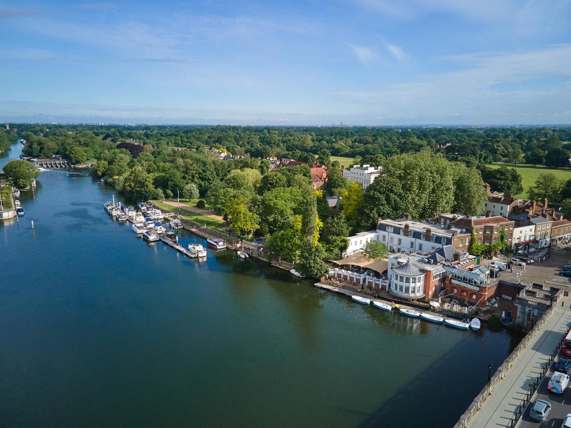 The Mitre, Hampton Court Hotel Kingston upon Thames  Ngoại thất bức ảnh The River Wey at Farnham